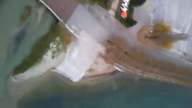 vue d'avion radio-commandé sur le lac et le grand port d'Aix-les-Bains смотреть онлайн