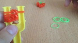 Клубника из резинок на рогатке