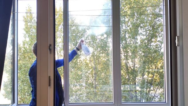 Робот - мойщик окон Xiaomi HUTT DDC55 в действии