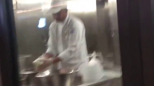 Как делают моцареллу В Италии. Показывают На Роскошном Лайнере. смотреть онлайн