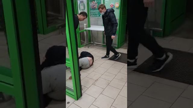 директор и кассир пятёрочки избивают ногами покупателя