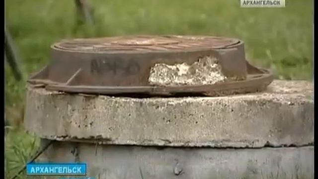 В Архангельске на детской площадке - две огромные дыры смотреть онлайн