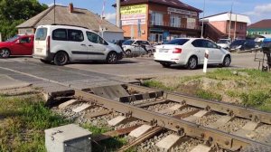 Железнодорожный переезд. Шлагбаум, светофор и барьер. Электричка.