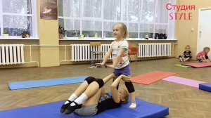 Акробатика для малышей. Парный акробатический трюк.