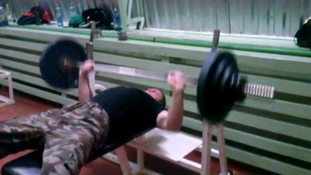 [КАЧАЛКА] Евгений жим штанги лежа 96 кг на 8 повторений 5-й поход, январь 2015 смотреть онлайн