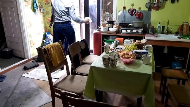 Целая бригада трудилась на благо хутора . Несколько экскурсий приняли одновременно . смотреть онлайн