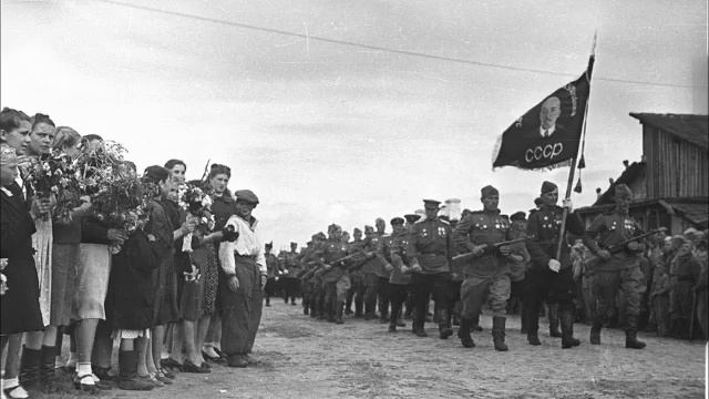 ЕХАЛИ СОЛДАТЫ, муз.,аранж.,исп. -Артур Амир. Булатов, стихи-А. Прокофьев смотреть онлайн