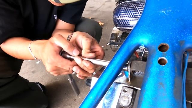 #293 - Tune Up On Jason's CB750 Chopper смотреть онлайн