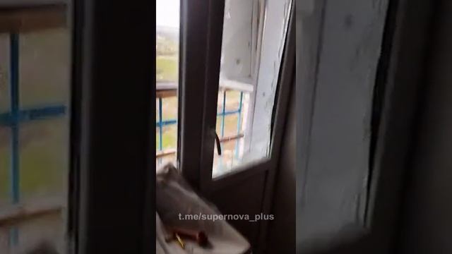 Украинские нацисты сами снимают видео как "заселяются" и уничтожают квартиры мирных жителей Соледара смотреть онлайн