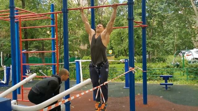 Заруба больших бицепсов: подтягивания по "золотому стандарту" смотреть онлайн