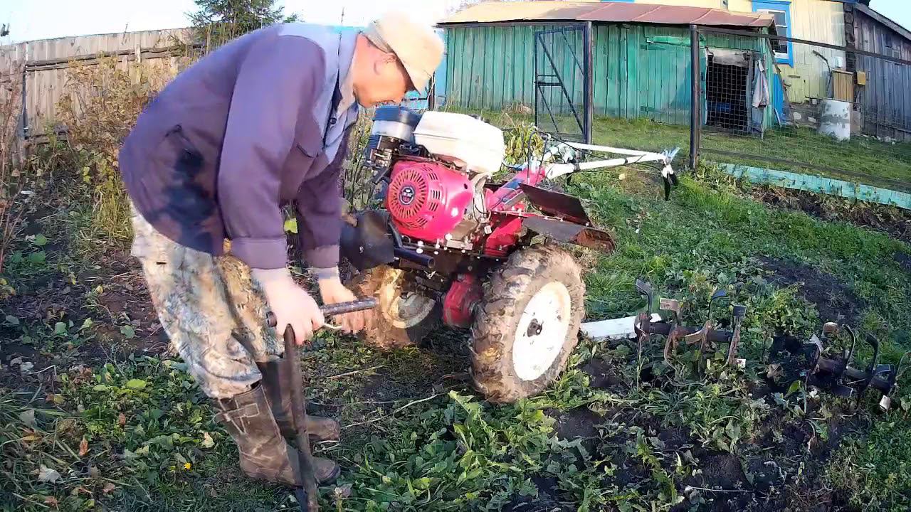 Самодельная рама мотоблока не мешает фрезам при работе смотреть онлайн