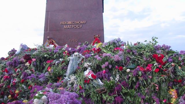 Одесса 2015.05.09 Одесситы в девять вечера все еще несут цветы к памятнику Неизвестному Матросу смотреть онлайн