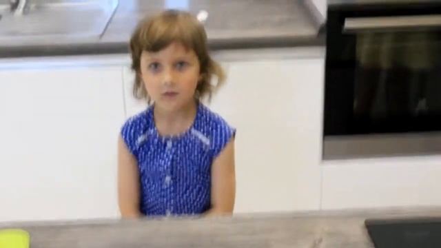 Папа учит дочку готовить вкусную солянку!!!