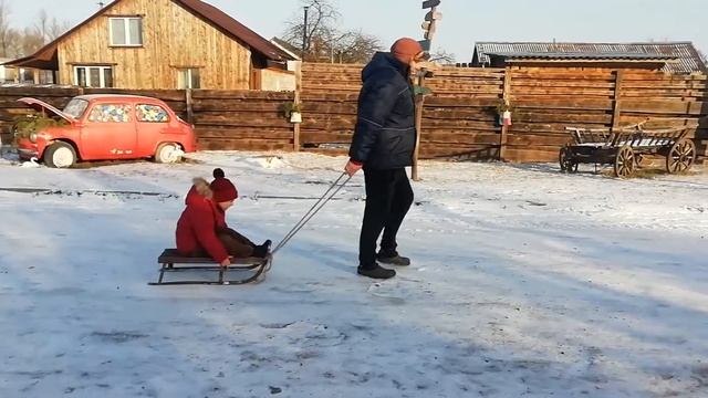 Папа катает сына на санках. смотреть онлайн