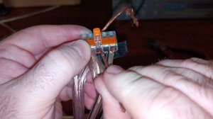 Подключаем колонки к усилителю звука. Колонок 5 а выхода всего два. Используем соединитель проводов