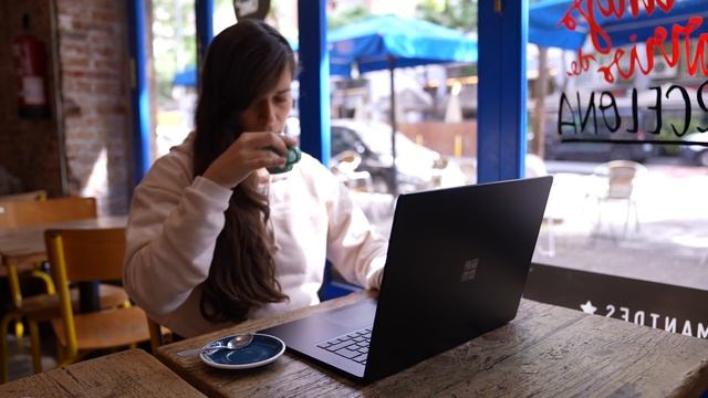 MICROSOFT HACE SU PROPIO PC PORTÁTIL!!!!!!! Y pasa esto... смотреть онлайн