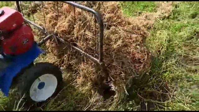 Подборщик сена в работе. смотреть онлайн