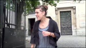 Девушка красиво поет на французском