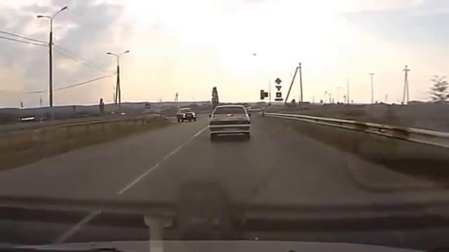 Мотоциклист врезался в легковой автомобиль. смотреть онлайн