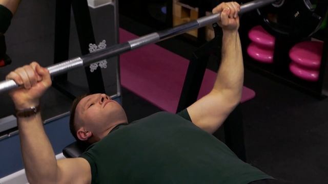 Жим штанги, лежа на горизонтальной скамье [Фитнес студия МайFit] смотреть онлайн