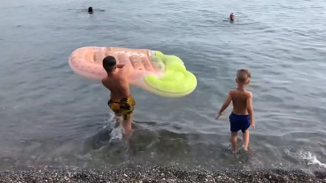 Пипсы - надувной матрас для купания смотреть онлайн