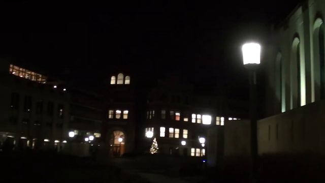 Ясный холодный вечер в районе Лойолы/Восход Луны-01 смотреть онлайн