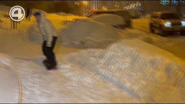 Фитнес с лопатой и на работу на сноуборде: последствия снегопада в городе