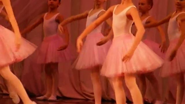 Романовы Кати - балерины. Выступление в Оперном смотреть онлайн
