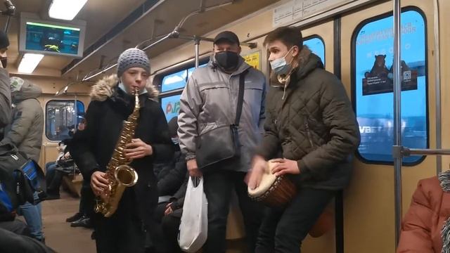 Молодые музыканты в метро Киева. Ярослав Мудр и Green Mind Life смотреть онлайн