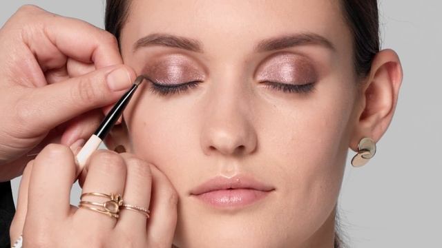 How To: Smokey Eye Makeup Tutorial | Eye Makeup Tutorials | Bobbi Brown Cosmetics смотреть онлайн