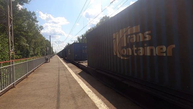 Электровоз ВЛ10У-075 с грузовым поездом. пл. Ашукинская. смотреть онлайн