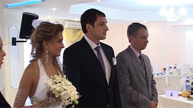 Молодожёнам по традиции родители перевязывают рушником руки смотреть онлайн
