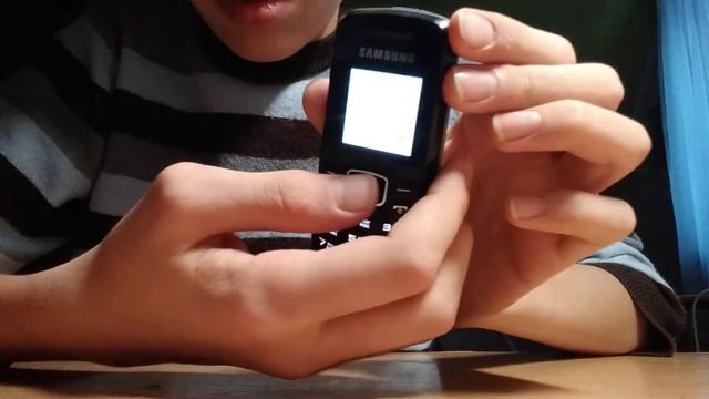 кнопочные телефоны Самсунг и Филипс. смотреть онлайн