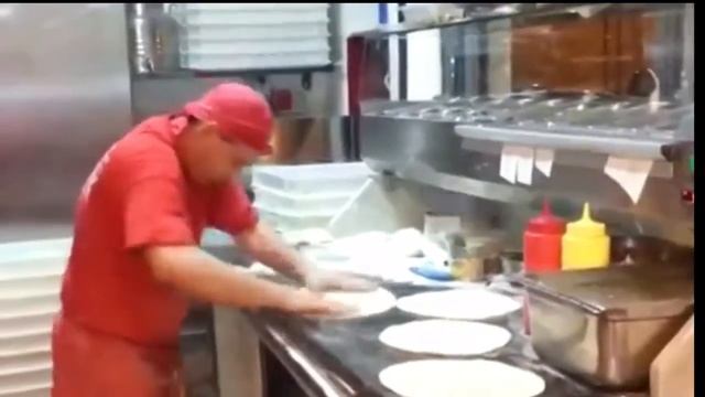 Очень быстрая раскатка пиццы смотреть онлайн