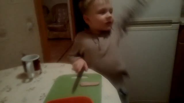 Как и чем занять ребенка. Готовим омлет / Cooking Omelet смотреть онлайн