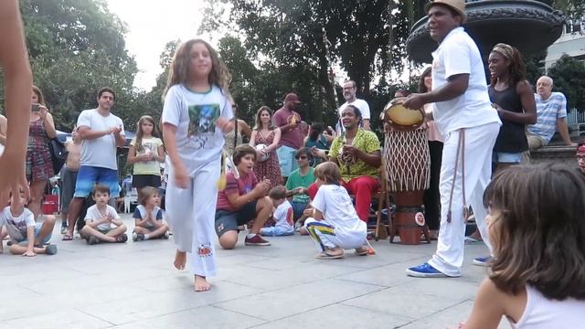 Aula de Capoeira Infantil - Roda de crianças Brasil смотреть онлайн