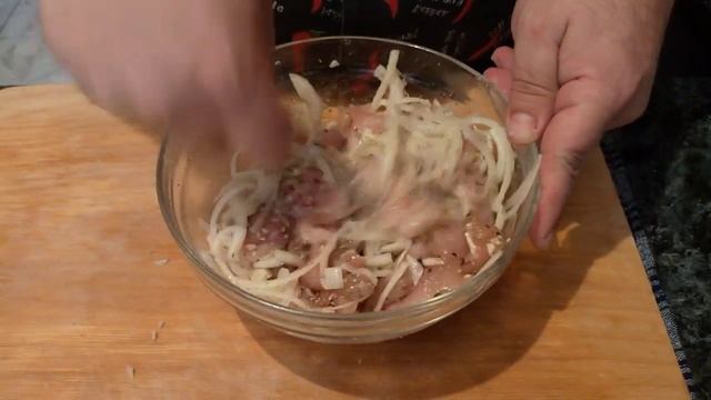 Сочная куриная грудка под сырной корочкой. С картофелем и свежими овощами смотреть онлайн