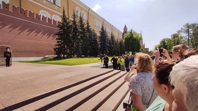 Александровский сад близ Кремля Москвы. смотреть онлайн