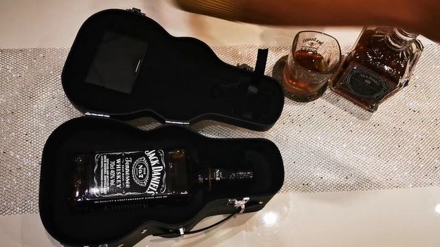 Jack Daniel's Guitar Case Gift Pack unboxing смотреть онлайн
