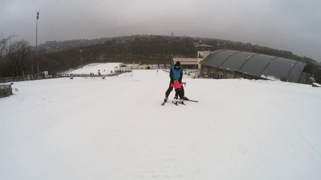 ? ТАНЯ впервые катается на ЛЫЖАХ! ? Урок катания на лыжах для детей. ⛷ Парк Лавина Днепр ❄ смотреть онлайн