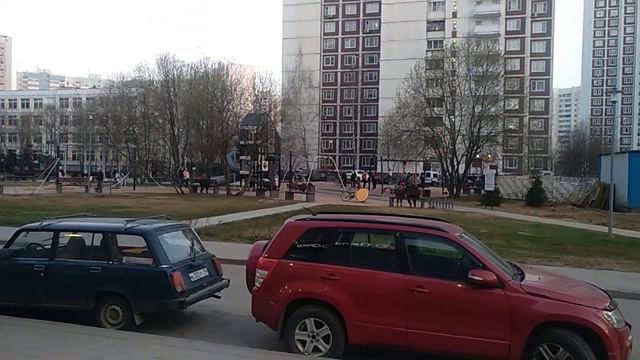 Обычный московский двор, так живут орки. Болота, разрушенные дороги, нет унитазов и голодные орки.. смотреть онлайн