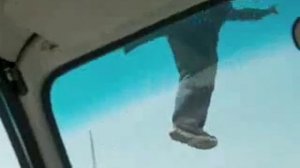 Чувака надули гелием и он полетел!