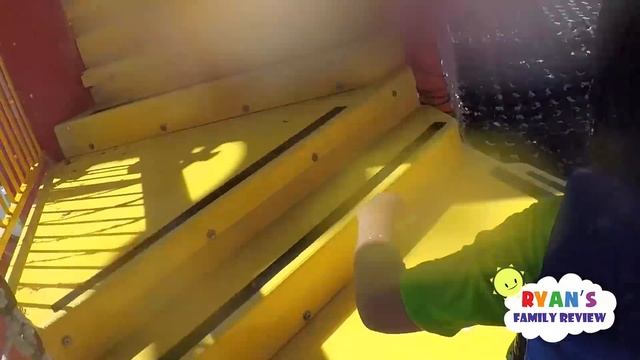 Ryan Rides Fun Water Slides at Family Theme Water Parks!!! смотреть онлайн
