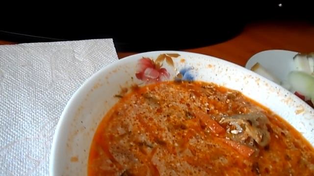 ОБЖОР:НА ВКУСНЫЙ ДОМАШНИЙ БОРЩ С САЛОМ И ЛУЧКОМ. смотреть онлайн