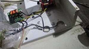 Теперь в брудере у наших цыплят есть контроль температуры и вентиляция