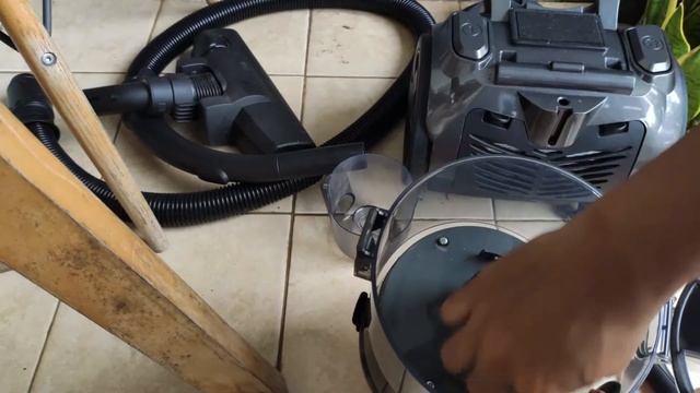 MEMBERSIHKAN PENYEDOT DEBU MAXIMUS MULTI CYCLONE VACUUM CLEANER BAGUS- 2L 700 WATT смотреть онлайн
