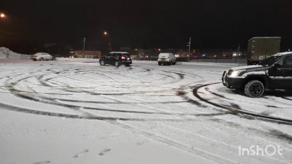 Заруба на площадке Kia Sorento против Китайскии Прадо Derways Shuttle.Дрифт по снегу.