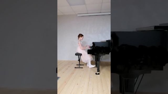 Черни "Этюд №10" и Бургмюллер "Ласточка" исполняет Екатерина Колесникова смотреть онлайн