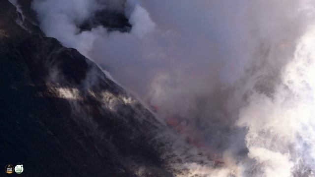 Pyroclastic Flows at Southeast Crater / Etna Eruption смотреть онлайн