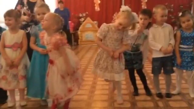 8 марта 2016) Даня танцует)) смотреть онлайн